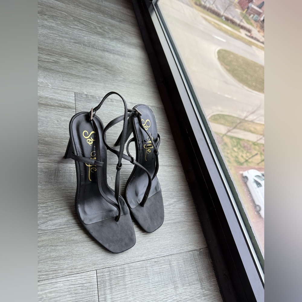 So Me Black Strappy Toe-Loop Heeled Sandals size 7 comes with gift. - Picture 6 of 16